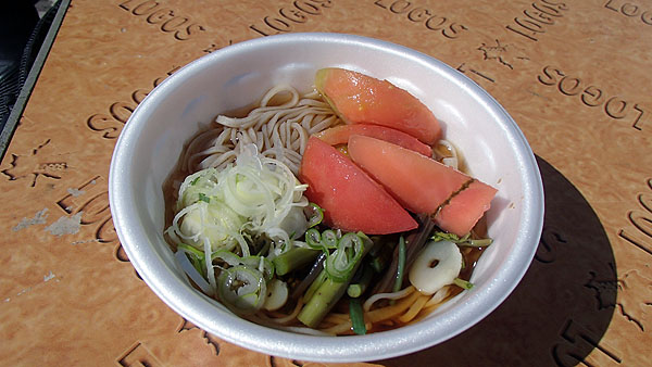 トマトがトッピングされたお蕎麦